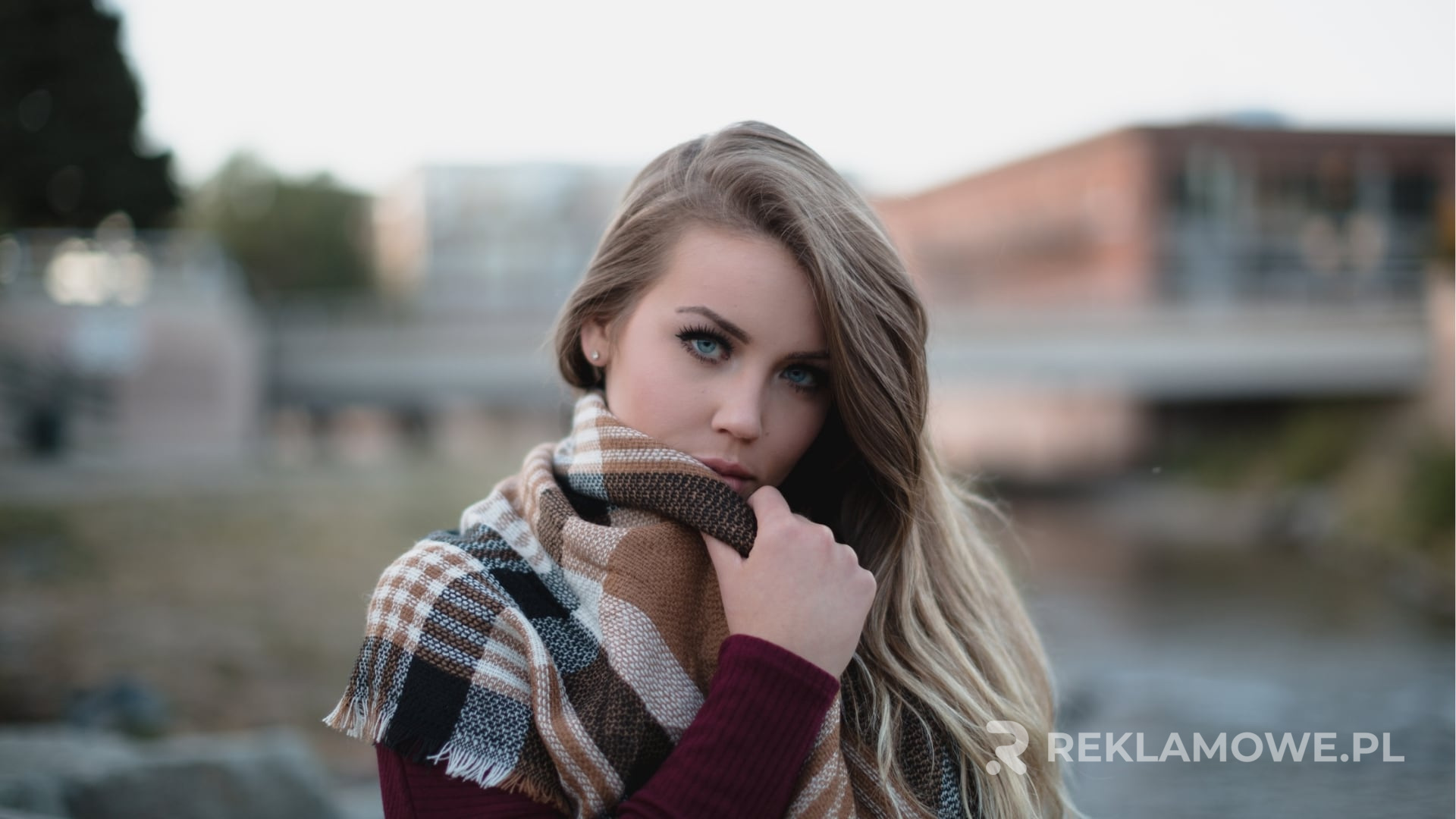 Zrównoważone szaliki reklamowe na tle natury