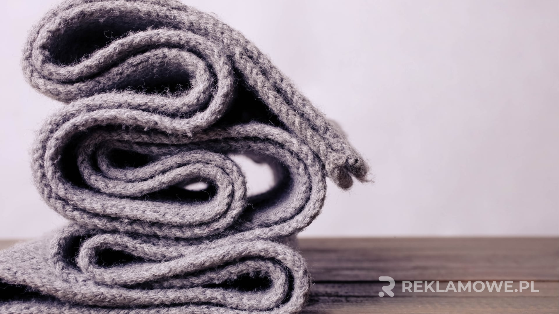 Ekologiczny szalik reklamowy na zrównoważonym tle