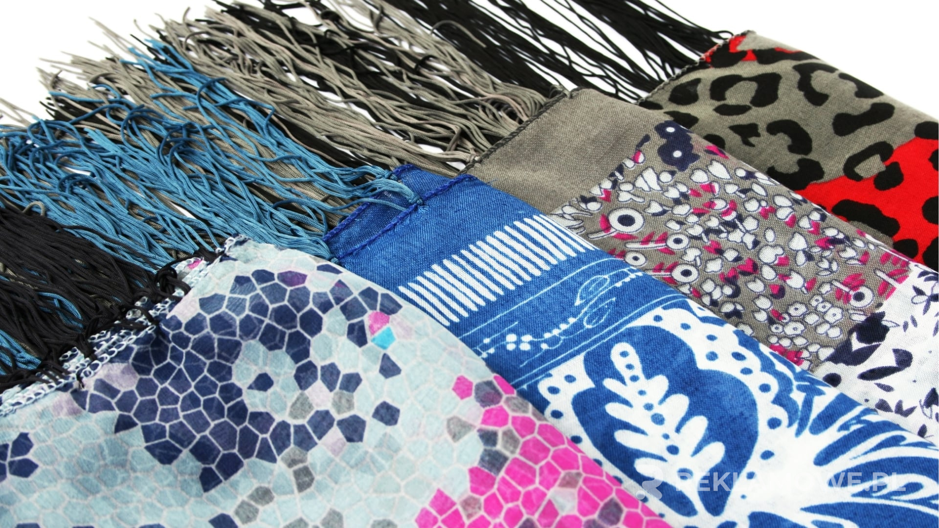 Kolorowe szaliki reklamowe z różnych epok