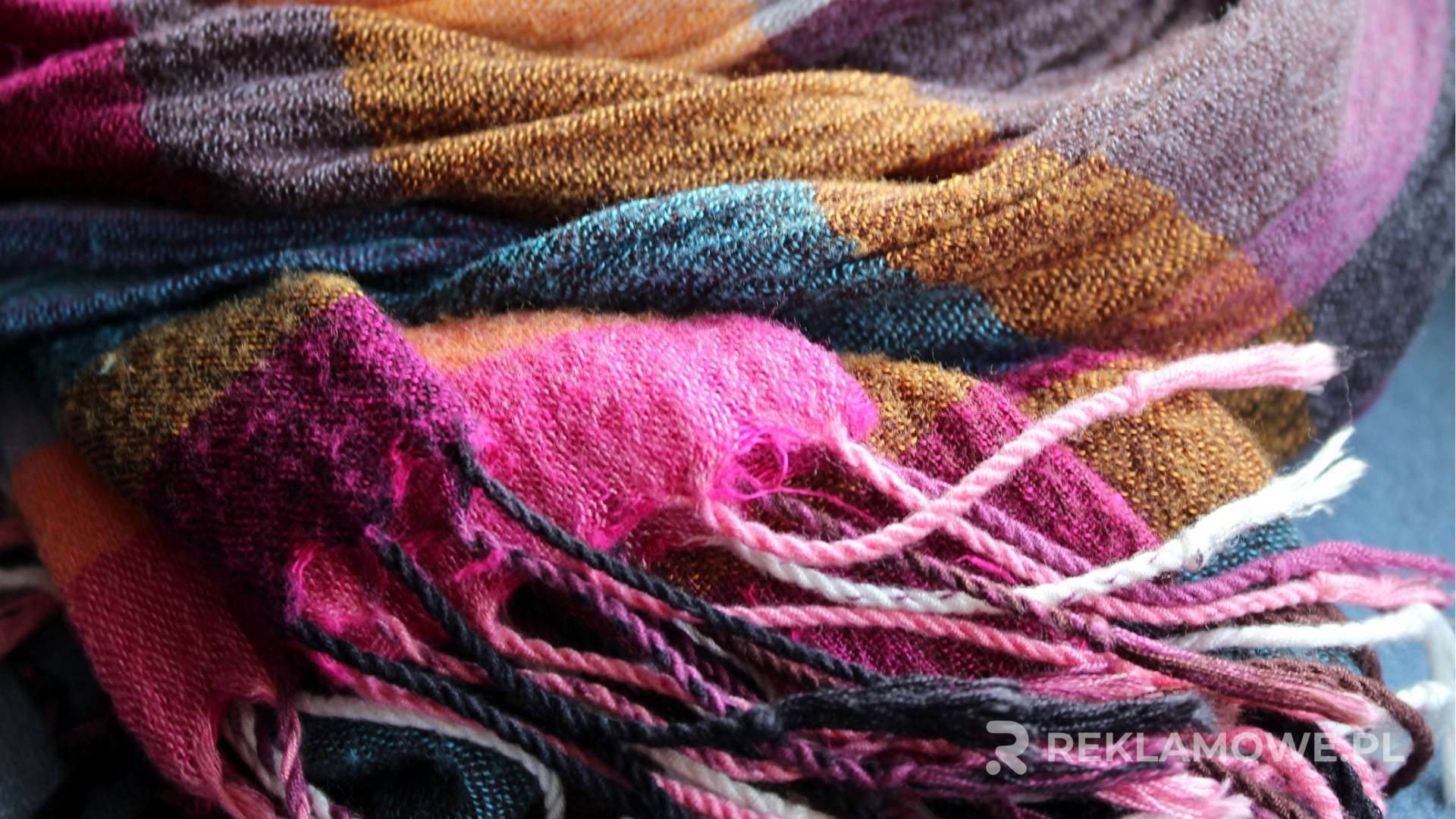 Inteligentne technologie zastosowane w produkcji szalików reklamowych