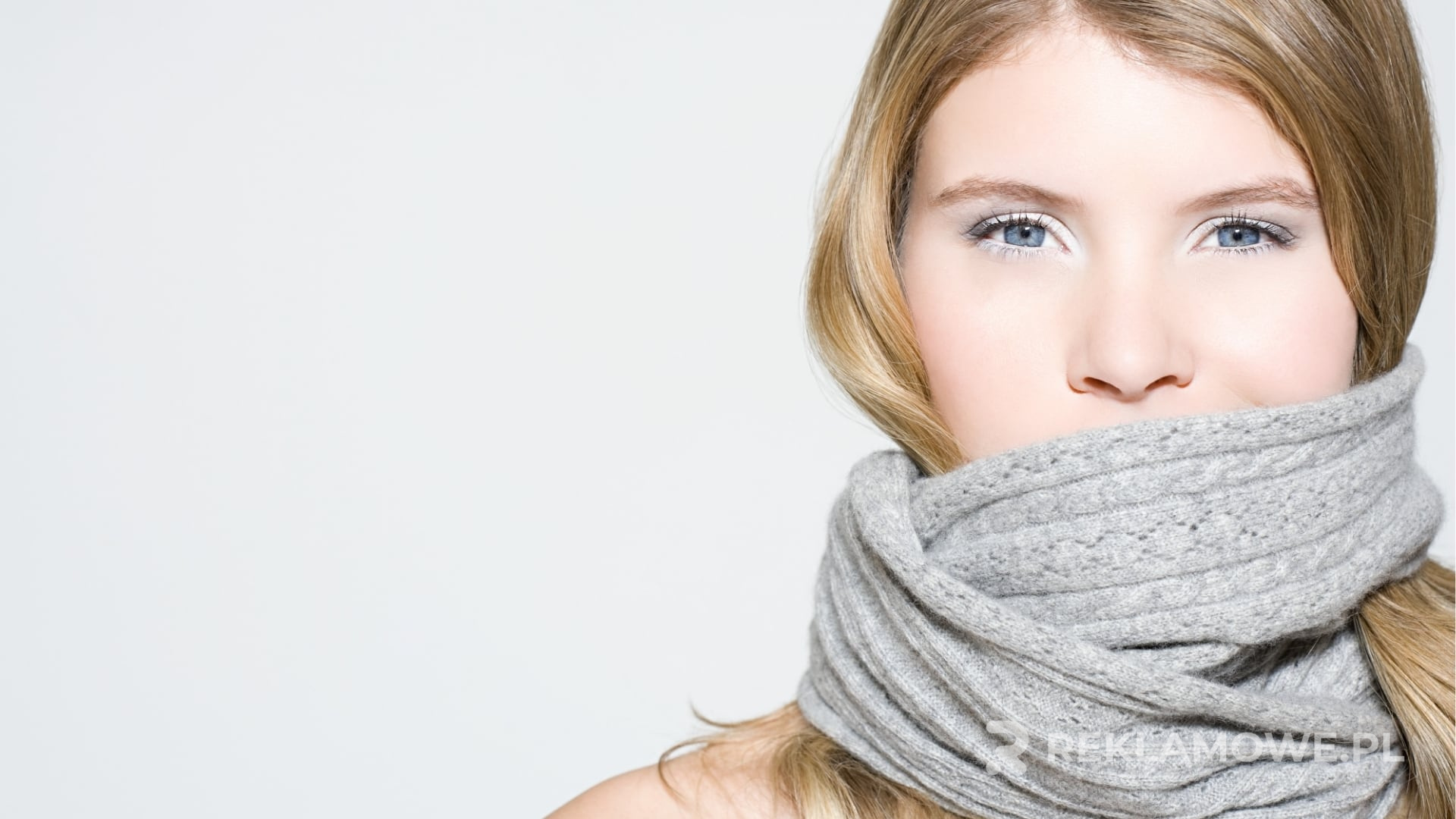 Szalik reklamowy używany w kampanii marketingowej