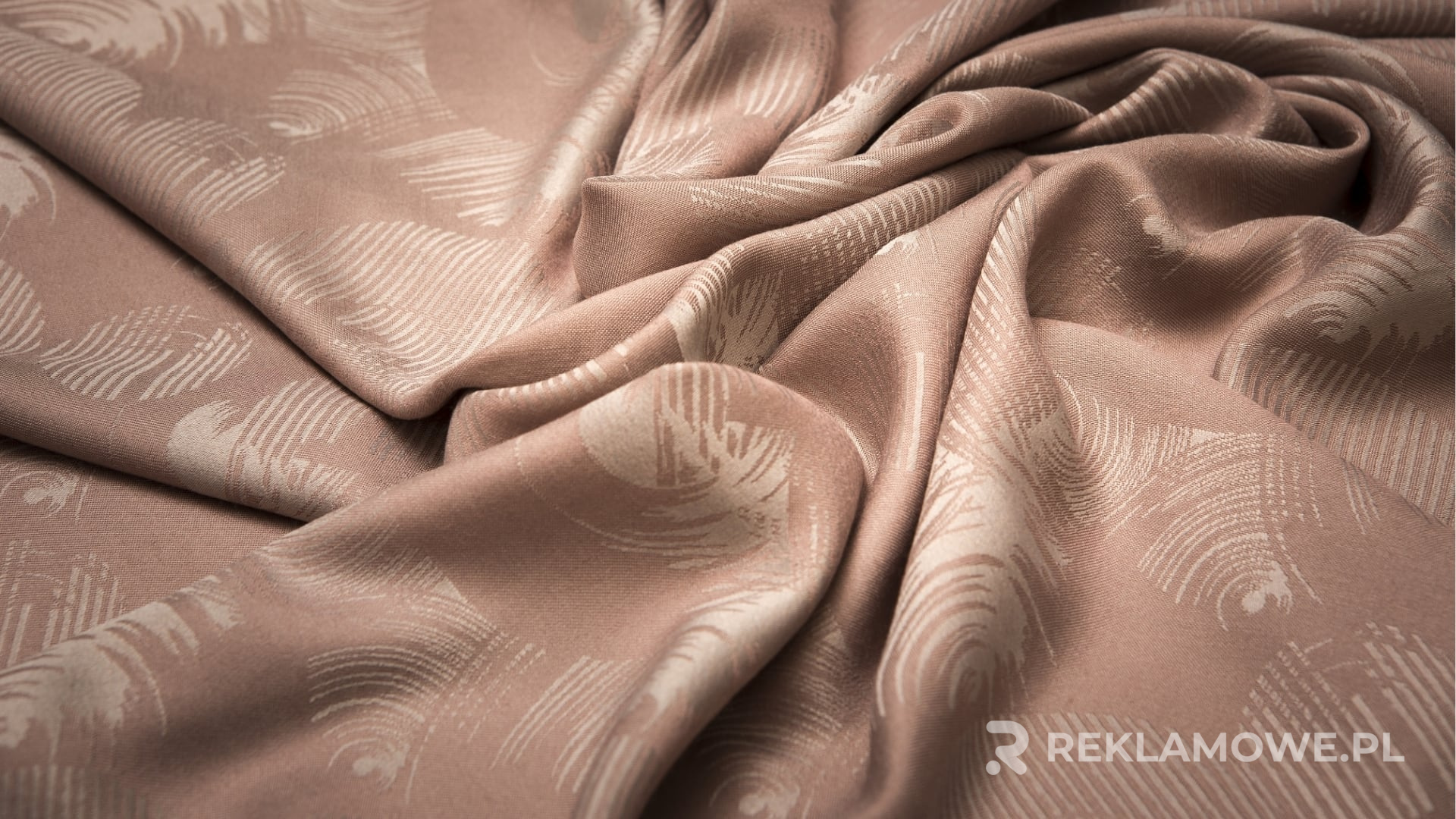 Szalik reklamowy na trybunach podczas meczu