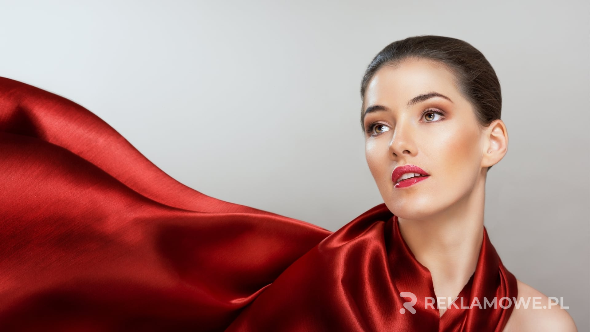 Szalik reklamowy z logo firmy używany jako narzędzie marketingowe