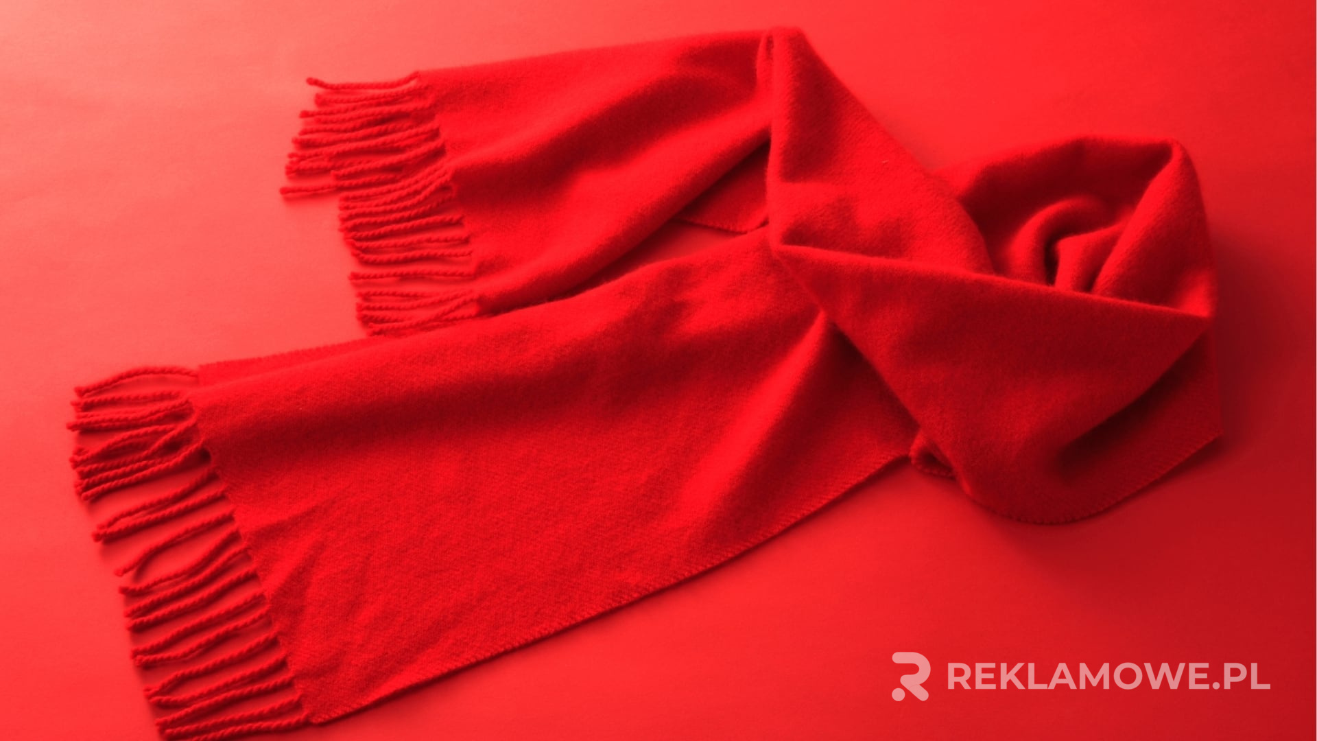 Szaliki reklamowe w marketingu Szalik reklamowy używany do budowania relacji z klientem