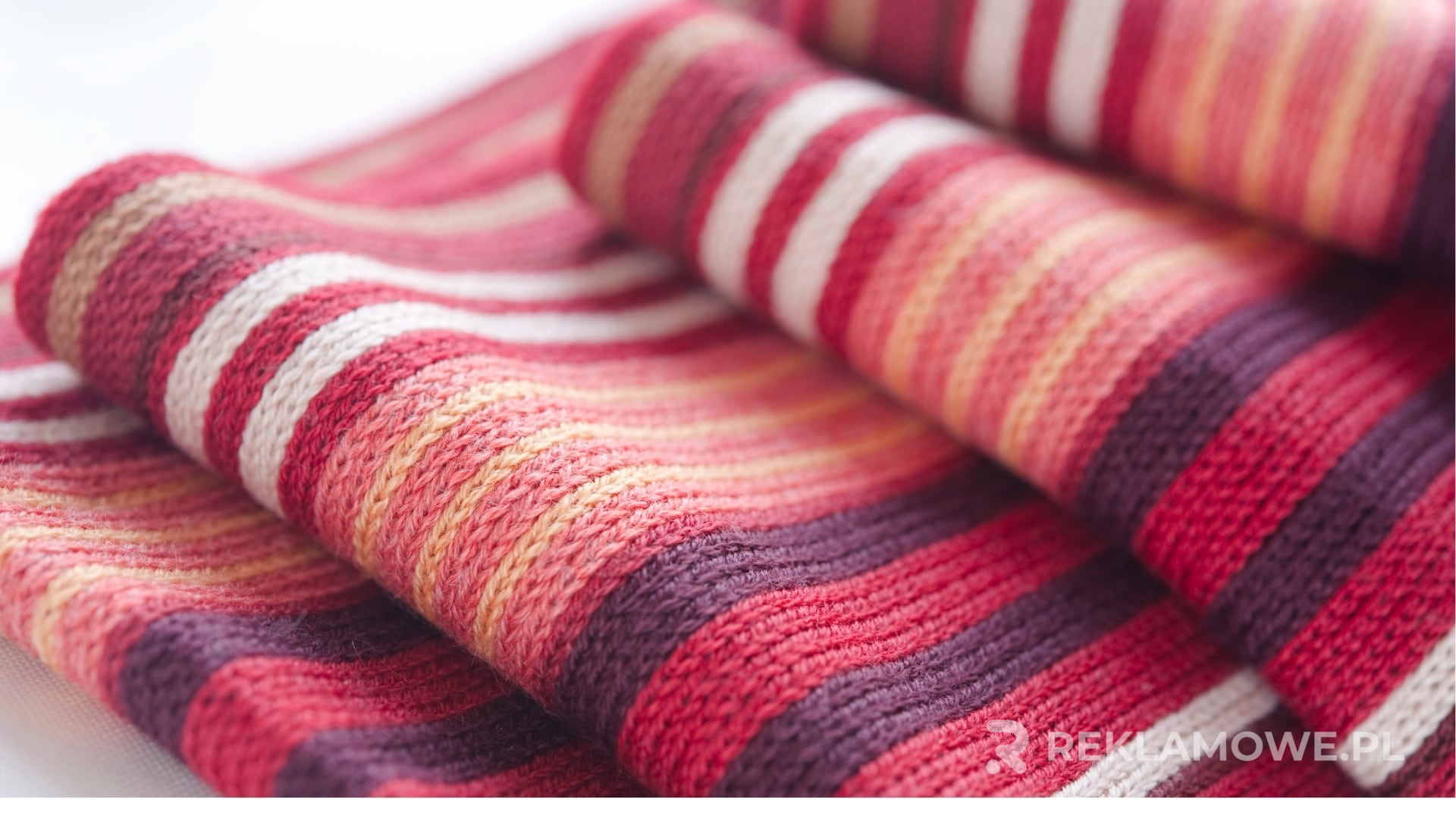 Szalik reklamowy jako element stroju pracowniczego