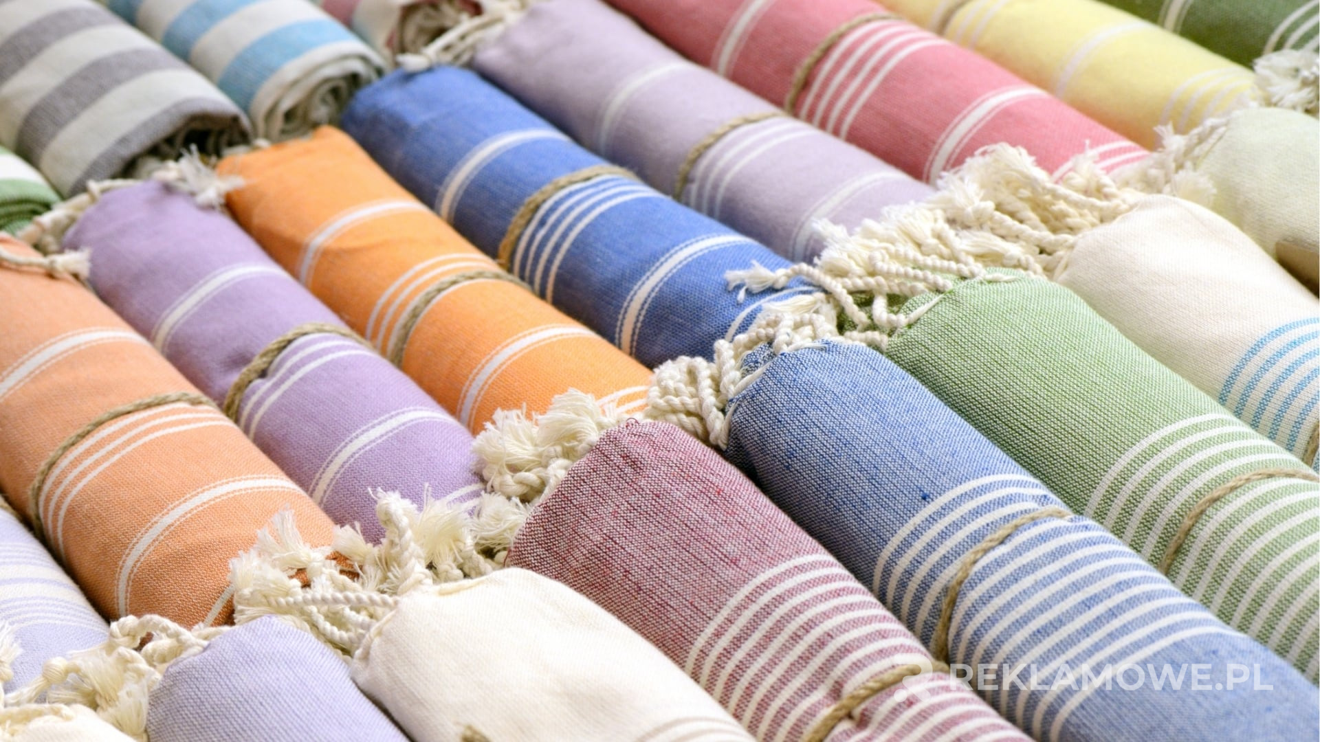 Szalik reklamowy używany na targach