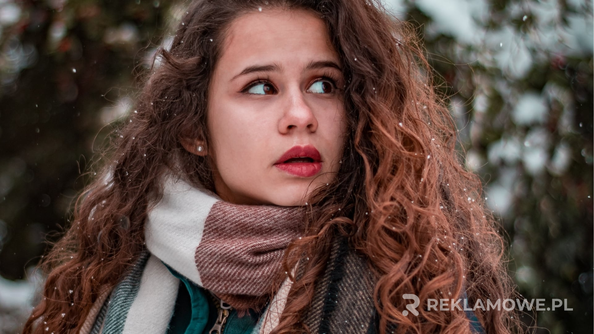 Szalik reklamowy używany w kampanii marketingowej