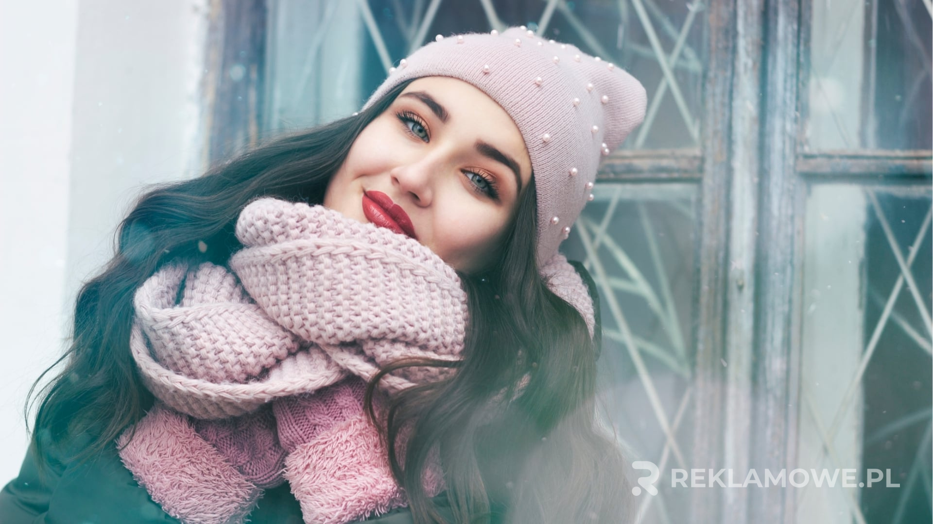 Efektywne wykorzystanie szalików reklamowych w strategiach marketingowych Szaliki reklamowe używane w kampanii marketingowej